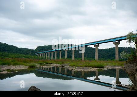 Il Ponte del Bosco Norman sul Fiume Susquehanna si riflette In un piccolo corpo d'acqua in un giorno nuvoloso Foto Stock