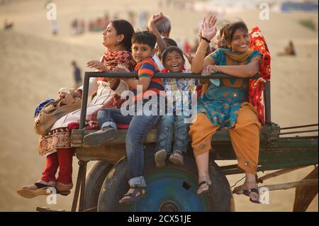 Gujarati turisti che si godono il deserto di Thar al Sam, Rajasthan, India Foto Stock