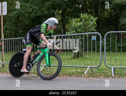 Atleta professionista, George Goodwin l'ultimo evento dell'anno al Thoresby Park X Outlaw Triathlon. Foto Stock