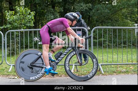 Atleta professionista, Dan Dixon l'ultimo evento dell'anno al Thoresby Park X Outlaw triathlon. Foto Stock