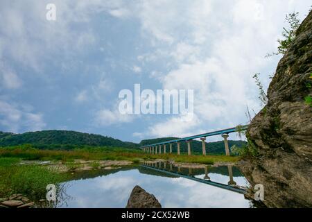 Il ponte Norman Wood sul fiume Susquehanna a Holtwood Pennsylvania gettando una riflessione nell'acqua Foto Stock