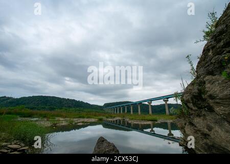 Il ponte Norman Wood sul fiume Susquehanna a Holtwood Pennsylvania gettando una riflessione nell'acqua Foto Stock