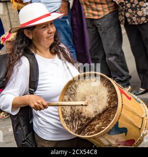 Cuenca, Ecuador Dec 24, 2017 - la donna svolge il tamburo in Pase annuale de Nino parata natalizia Foto Stock