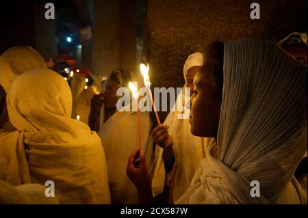 Pellegrini etiopi e adoratori che celebrano Fasika nella chiesa di Bet Medhame Alem. Pasqua, Lalibela, Etiopia la Netela o netsela è un tessuto fatto a mano molte donne etiopi usano per coprire la testa e le spalle quando indossano abiti fatti di chiffon, specialmente quando frequentano la chiesa. È costituito da due strati di tessuto Foto Stock