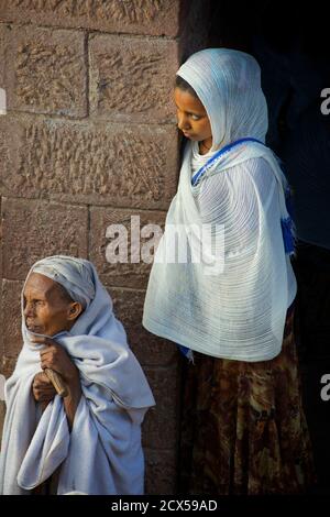 Pellegrini cristiani etiopi in una chiesa scavata nella roccia per Pasqua. Lalibela, Etiopia la Netela o netsela è un panno fatto a mano molte donne etiopi usano per coprire la testa e le spalle quando indossano abiti fatti di chiffon, specialmente quando frequentano la chiesa. È costituito da due strati di tessuto Foto Stock