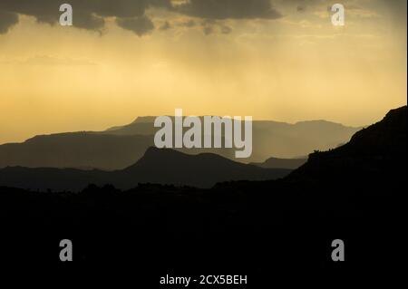 Colline ai piedi delle Simien Mountains nella luce dorata al tramonto. Vicino a sbarcare, Etiopia Foto Stock