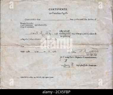 Center Mon po Sein Mon po Sein (Burma, 03 marzo 1960 – Burma, 20 gennaio 2013) è stato un . Questa è una foto del suo certificato che è stato certificato i duies di Domain Controller Circle Supervisor Black Enumerator in modo soddisfacente 1 maggio 1931 Foto Stock