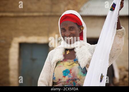 Ritratto di tessuti fornitore. Giorno di mercato a Freweyni noto anche come Sinkata. Tigray, Etiopia Foto Stock