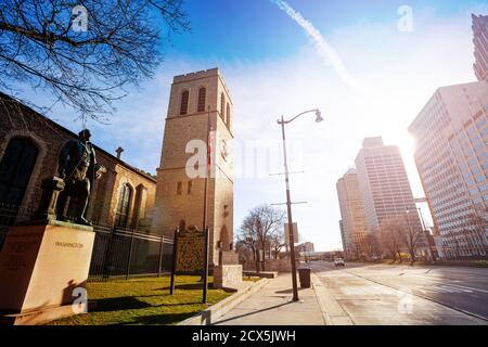 Mariners' Church sulla Jefferson Avenue a Detroit, Michigan, USA sopra il tramonto luce lente flare Foto Stock