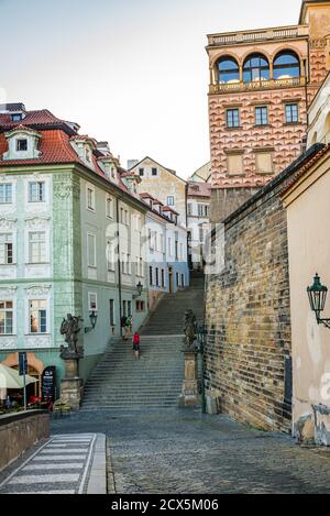 Praga, repubblica Ceca - 20 settembre 2020. Via Ke Hradu durante la situazione pandemica senza turisti - Covid-19 - strada vuota in direzione di Praga CA Foto Stock