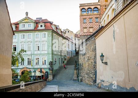 Praga, repubblica Ceca - 20 settembre 2020. Via Ke Hradu durante la situazione pandemica senza turisti - Covid-19 - strada vuota in direzione di Praga CA Foto Stock