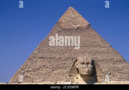 La Sfinge & Khefren piramide oltre. Le Piramidi, Giza. Il Cairo. Egitto Foto Stock