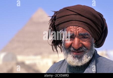 Locale egiziano 'guida' di fronte alla piramide di Khefren, Giza, Egitto. Foto Stock