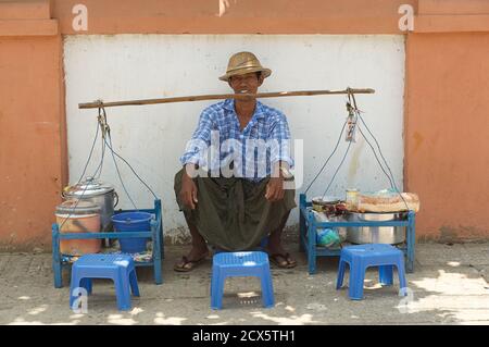 Fornitore di cibo itinerante. Rangoon. Yangon, Birmania. Myanmar Foto Stock