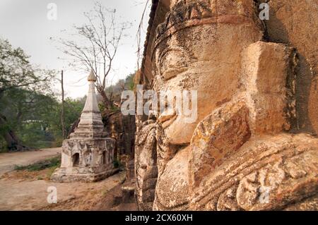 Hpo Win Daung grotte, vicino Monywa, Sagaing regione, Birmania Foto Stock