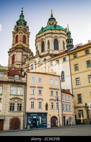 Praga, repubblica Ceca - 20 settembre 2020. Strada vuota intorno alla chiesa di San Nicola durante il coronavirus Foto Stock