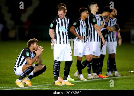 Joelinton (a sinistra) di Newcastle United reagisce dopo essere stato perso durante il tiro di penalità fuori dalla partita del quarto turno della Carabao Cup alla Rodney Parade, Newport. Foto Stock