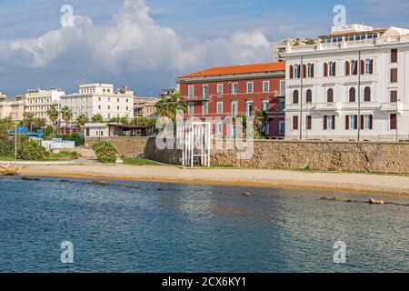 Civitavecchia, Italia - 30 Ottobre 2019: una vista di Civitavecchia, noto anche come "porto di Roma", mostrando il Pirgo spiaggia e la strada costiera Thaon D Foto Stock