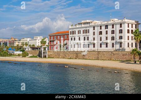 Civitavecchia, Italia - 30 Ottobre 2019: una vista di Civitavecchia, noto anche come "porto di Roma", mostrando il Pirgo spiaggia e la strada costiera Thaon D Foto Stock