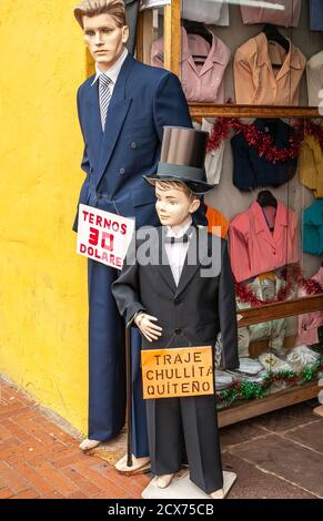 Quito, Ecuador - 2 dicembre 2008: Centro storico. Closeup di 2 manichini maschili vestiti in abiti scuri, cravatte e camicia bianca di fronte a abbigliamento st Foto Stock