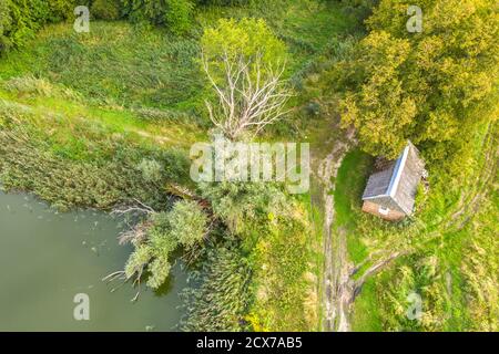 isolamento della casa. casa solitaria nel mezzo del campo aereo Foto Stock