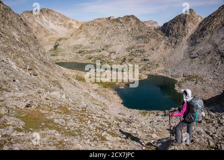 Trekking nel mozzafiato Cirque of Towers, visto da Shadow Lake, Wind River Range, Wyoming, Stati Uniti Foto Stock