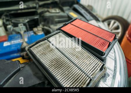 Filtro aria sporca usato e nuovo, manutenzione e assistenza tempestive della vostra auto. Foto Stock