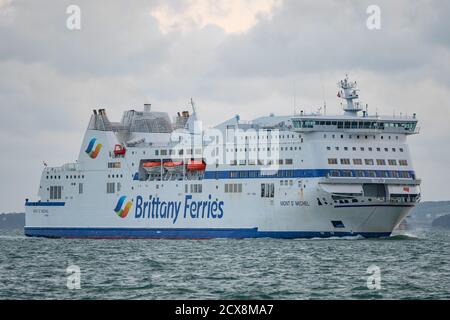 La Brittany Ferries MV Mont St Michel arrivo serale a Portsmouth, Regno Unito il 23 settembre 2020. Foto Stock