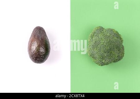 Layout creativo fatto di avocado e broccoli. Disposizione piatta. Concetto di cibo. Foto Stock