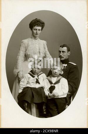 1903 c., Kopenhagen, DANIMARCA: Il futuro re di Danimarca CHRISTIAN X ( 1870 - 1947 , Re dal 1912 ) con la moglie futura regina ALESSANDRINA di Mecklenburg-Schwerin ( 1879 - 1952 ) e figli: Il futuro re FEDERICO IX ( 1899 - 1972 ) e il principe KNUD ( 1900 - 1976 ). Foto di Carl Sonne , Copenaghen . Christian era figlio del re Federico VIII (1843-1912) e di Luisa di Svezia (di Bernadotte, 1851-1926). - Casa di Glücksburg - GLUCKSBURG - DANIMarca - FRIEDRICH - FOTO STORICHE - STORIA - reali danesi - nobili - nobiltà danese - ritratto - ritratto - baffi - baffi - colletto - Foto Stock