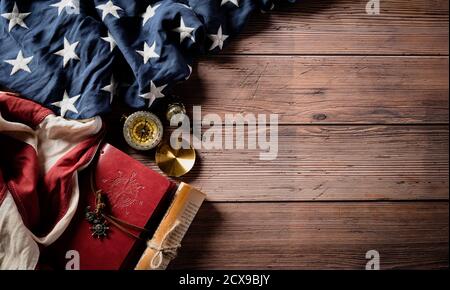 Concetto Happy Columbus Day. Bandiera americana d'epoca con bussola e manoscritto del tesoro con spazio di copia su sfondo di legno scuro. Foto Stock