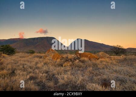 Montagne di maui ad ovest al tramonto con la luna piena che sorge. Foto Stock