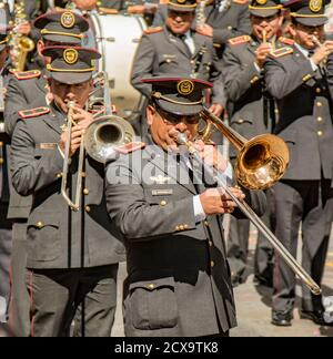 Cuenca, Ecuador Dec 24, 2017 - militare marching band suona in Pase annuale de Nino parade Foto Stock