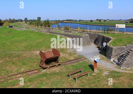 Trincee alla Dodengang (trincea della morte) a Diksmuide, Belgio, dove la battaglia dello Yser ha avuto luogo nell'ottobre 1914 Foto Stock