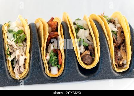 Il pasto abbondante di asada carne, pollo e tacos di maiale tenterà le papille gustative di mangiare l'intero pasto. Foto Stock