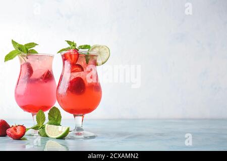 Bicchieri di mojito di fragola fresca sul tavolo Foto Stock