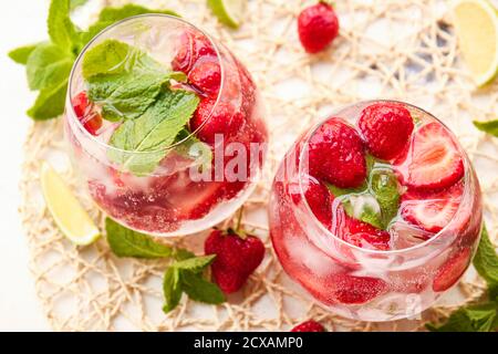 Bicchieri di mojito di fragola fresca sul tavolo Foto Stock