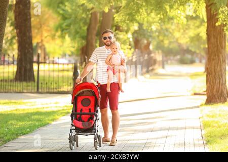 L'uomo e il suo bambino carino in passeggino all'aperto Foto Stock