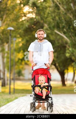 L'uomo e il suo bambino carino in passeggino all'aperto Foto Stock