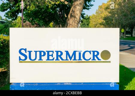 Supermicro logo e firma presso la sede centrale della società informatica Super Micro computer in Silicon Valley - San Jose, CA, USA - 2020 Foto Stock