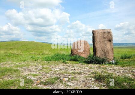 Due antichi Menhir con nastri legati si levano come guardie nella steppa infinita. Porte alla Valle dei Re, Salbyk Steppe, Khakassia, Siber del Sud Foto Stock