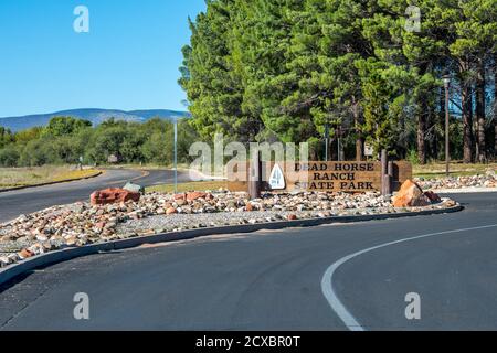 Sedona, AZ, USA - 13 ottobre 2019: Un cartello di benvenuto al punto di ingresso del parco Preserve Foto Stock