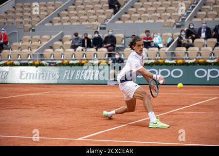 Parigi, Francia. 30 settembre 2020. Pierre-Hugues Herbert ha fatto un ritorno durante la seconda partita maschile tra Alexander Zverev di Germania e Pierre-Hugues Herbert di Francia al torneo francese di tennis Open 2020 al Roland Garros di Parigi, Francia, 30 settembre 2020. Credit: Aurelien Morissard/Xinhua/Alamy Live News Foto Stock
