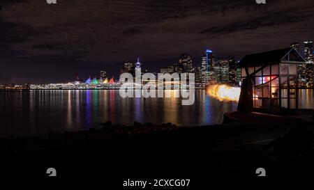 Vancouver, BC Canada - Marzo 13 2019: Persone che guardano un colpo di pistola alle nove di Stanley Park. Un incendio proveniente da un vecchio muso-caricato c navale Foto Stock