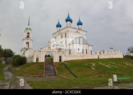 Katunki Russia - 03 agosto 2016: Ammira una chiesa della Natività della Beata Vergine. Alta chiesa bianca con 5 cupole blu e un campanile Foto Stock