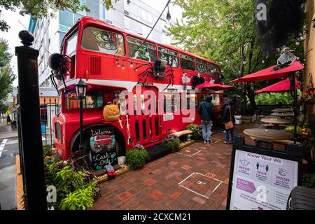 Double D's Coffee & Desserts Bus decorato per Halloween - Downtown Asheville, North Carolina, USA Foto Stock