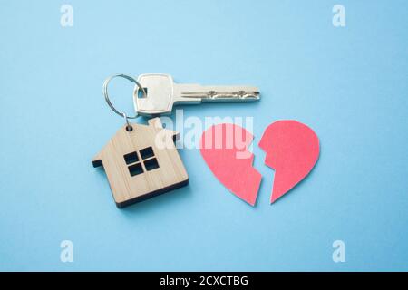 Disposizione portachiavi a forma di chiave e di casa . Foto Stock