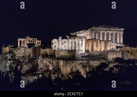 Atene, Grecia. 30 settembre 2020. L'Acropoli e il Partenone sono visti sotto un nuovo sistema di illuminazione, ad Atene, Grecia, il 30 settembre 2020. Mercoledì è stato lanciato un nuovo sistema di illuminazione all'Acropoli e al Partenone, che utilizza impianti di illuminazione a LED a bassa energia. Credit: Marios Lolos/Xinhua/Alamy Live News Foto Stock