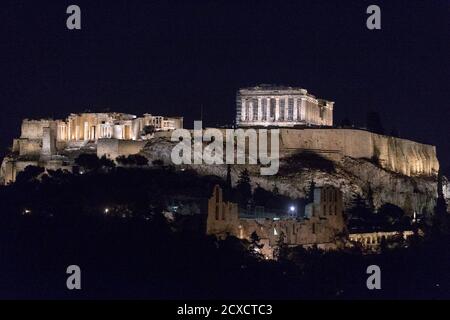 Atene, Grecia. 30 settembre 2020. L'Acropoli e il Partenone sono visti sotto un nuovo sistema di illuminazione, ad Atene, Grecia, il 30 settembre 2020. Mercoledì è stato lanciato un nuovo sistema di illuminazione all'Acropoli e al Partenone, che utilizza impianti di illuminazione a LED a bassa energia. Credit: Marios Lolos/Xinhua/Alamy Live News Foto Stock