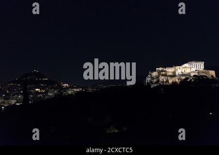 Atene, Grecia. 30 settembre 2020. L'Acropoli e il Partenone sono visti sotto un nuovo sistema di illuminazione, ad Atene, Grecia, il 30 settembre 2020. Mercoledì è stato lanciato un nuovo sistema di illuminazione all'Acropoli e al Partenone, che utilizza impianti di illuminazione a LED a bassa energia. Credit: Marios Lolos/Xinhua/Alamy Live News Foto Stock